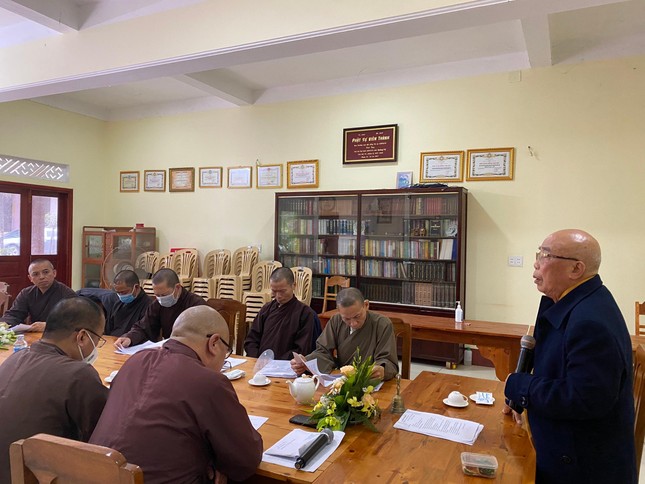 Hòa thượng Thích Thiện Tấn chủ trì phiên họp