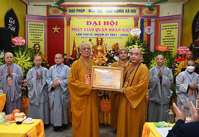 Hòa thượng Thích Thanh Phúc trao tặng Bằng tuyên dương công đức tới tập thể Ban Trị sự Phật giáo quận Hoàn Kiếm