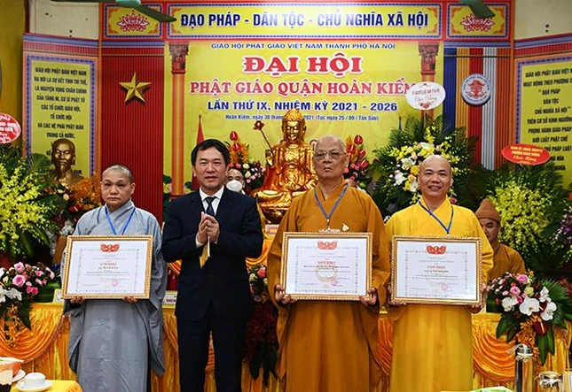 Tập thể và cá nhân chư Tăng Ni đón nhận Bằng khen của UBMTTQVN TP.Hà Nội trao tặng Tập thể và cá nhân chư Tăng Ni đón nhận Bằng khen của UBMTTQVN TP.Hà Nội trao tặng