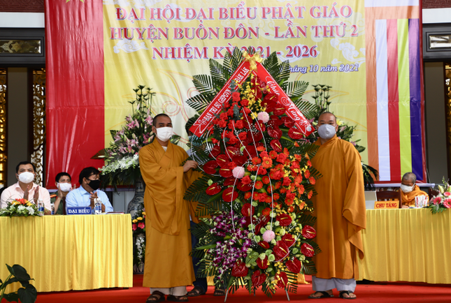 Tặng hoa chúc mừng đại hội Tặng hoa chúc mừng đại hội