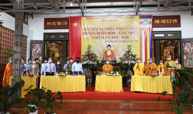 Chư tôn đức và đại diện chính quyền, ban ngành địa phương tại điểm cầu chùa Pháp Vân - nơi diễn ra đại hội Chư tôn đức và đại diện chính quyền, ban ngành địa phương tại điểm cầu chùa Pháp Vân - nơi diễn ra đại hội