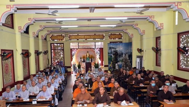 Chư tôn đức Tăng Ni trên địa bàn quận Bình Thạnh tham dự lớp tập huấn văn phòng hành chánh điện tử tại chùa Hòa Khánh, ngày 18-4-2021 - Ảnh: Nguyên Tài