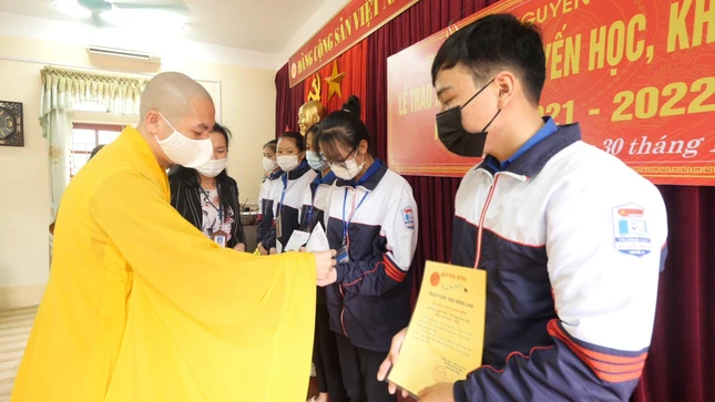 Đại đức Thích Tâm Thành trao học bổng cho các em học sinh hiếu học tại Trường THPT Nguyễn Xuân Ôn