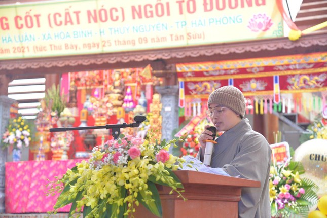 Sư cô Thích nữ Nhật Minh báo cáo quá trình xây dựng Tổ đường chùa Ngọc Quang