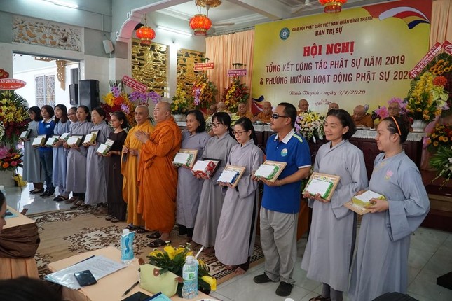 Tặng quà đến Phật tử đạt thành tích trong Hội thi giáo lý Phật tử quận Bình Thạnh