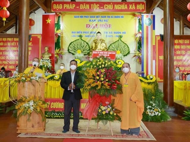 Đại diện lãnh đạo chính quyền thị xã Buôn Hồ tặng hoa chúc mừng đại hội Đại diện lãnh đạo chính quyền thị xã Buôn Hồ tặng hoa chúc mừng đại hội