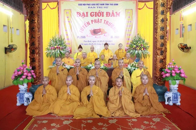 Tân Tỳ-kheo chụp ảnh lưu niệm cùng Hội đồng Giới sư