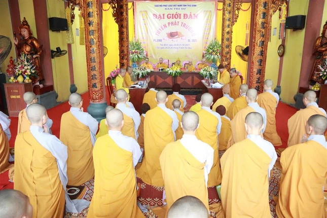 Tấn đàn trao giới pháp cho 20 giới tử Tỳ-kheo-ni