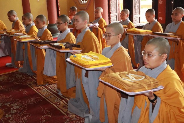 Các giới tử Tỳ-kheo-ni thọ tam y