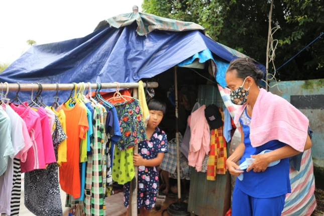 Tuyết Nhi và bà ngoại bên "tổ ấm" dựng lên từ rác - Ảnh: Ngọc Trân