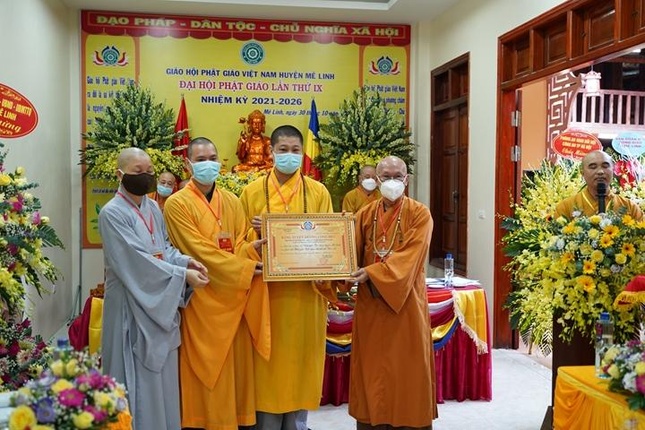 Thượng tọa Thích Chiếu Tạng thay mặt Ban Trị sự GHPGVN TP.Hà Nội trao bằng tuyên dương công đức cho tập thể Ban Trị sự Phật giáo huyện Mê Linh