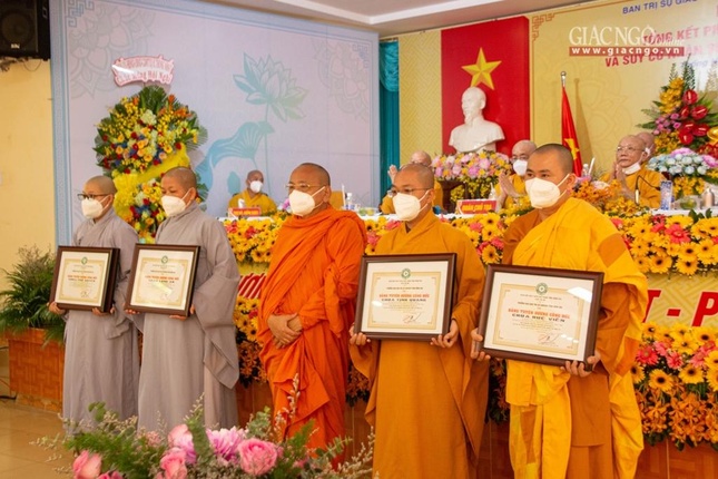Hòa thượng Thích Bửu Chánh trao Bằng tuyên dương công đức đến tập thể, cá nhân xuất sắc Hòa thượng Thích Bửu Chánh trao Bằng tuyên dương công đức đến tập thể, cá nhân xuất sắc