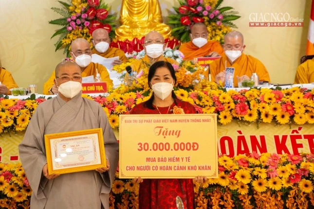 Ban Trị sự Phật giáo huyện Thống Nhất trao tặng 30 triệu đồng mua bảo hiểm y tế cho người khó khăn