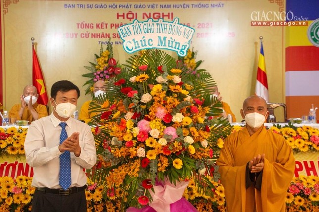 Đại đức Thích Pháp Đăng đón nhận lẵng hoa chúc mừng của ông Nguyễn Quốc Vũ, Trưởng ban Tôn giáo tỉnh Đồng Nai Đại đức Thích Pháp Đăng đón nhận lẵng hoa chúc mừng của ông Nguyễn Quốc Vũ, Trưởng ban Tôn giáo tỉnh Đồng Nai