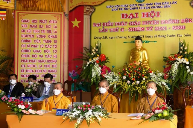 Chư tôn đức Chủ tọa đoàn đại hội tại điểm cầu chùa Thọ Phước - nơi diễn ra Đại hội đại biểu Phật giáo huyện Krông Buk