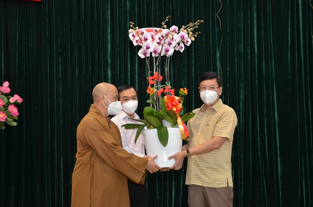 Thượng tọa Thích Tâm Chơn tặng hoa đến lãnh đạo quận Bình Thạnh