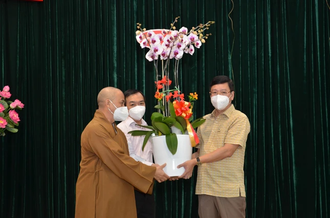 Thượng tọa Thích Tâm Chơn tặng hoa đến lãnh đạo quận Bình Thạnh