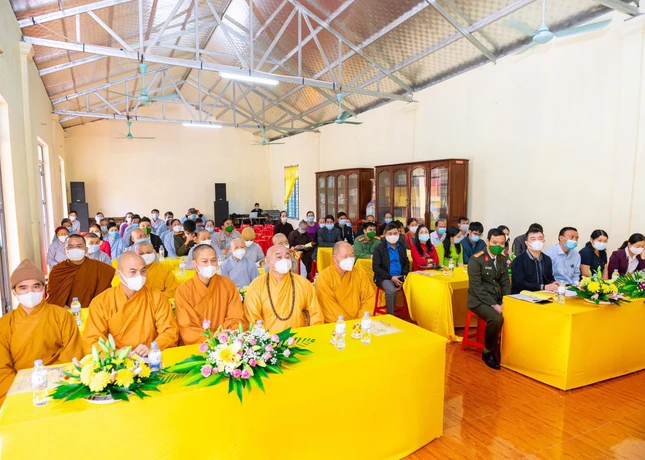 Chư tôn đức Tăng, Ni, đại biểu chính quyền và Phật tử tham dự buổi lễ Chư tôn đức Tăng, Ni, đại biểu chính quyền và Phật tử tham dự buổi lễ