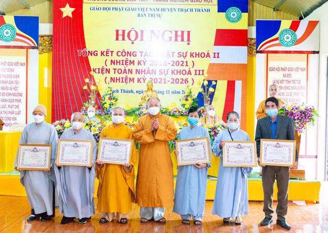 Tập thể, cá nhân xuất sắc nhận Bằng tuyên dương công đức Tập thể, cá nhân xuất sắc nhận Bằng tuyên dương công đức