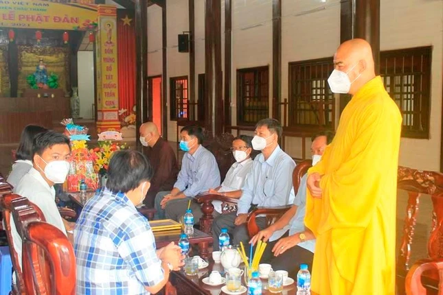 Thượng tọa Thích Tĩnh Triệt tiếp đoàn lãnh đạo chính quyền, các phòng, ban địa phương