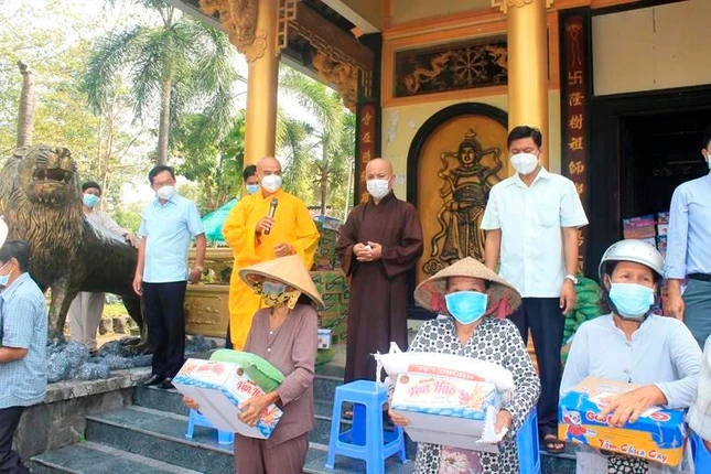 Chư tôn đức và lãnh đạo chính quyền tặng quà đến các hộ nghèo trên địa bàn huyện Châu Thành