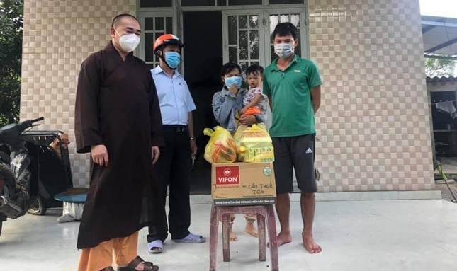 Đại đức Thích Thiện Mỹ trao quà cho gia đình trở về từ vùng dịch đang cách ly tại nhà