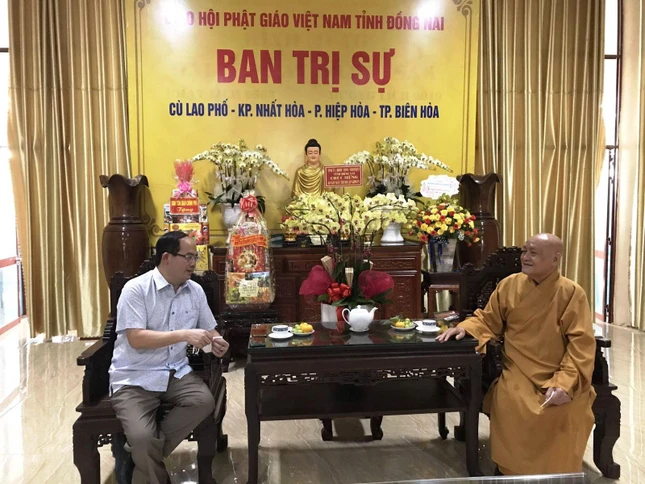 Hòa thượng Thích Nhật Quang hoan hỷ đón tiếp đoàn