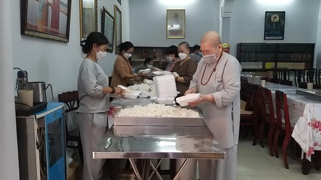 Ni trưởng Thích nữ Từ Nhẫn chuẩn bị những suất cơm chay tặng người nghèo - Ảnh: Như Pháp