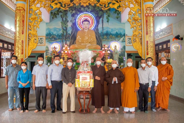 Hòa thượng Thích Tắc Lãnh, Hòa thượng Thích Hoằng Tri, Hòa thượng Thích Minh Truyền tiếp đoàn tại chùa Châu Hưng - Văn phòng Ban Trị sự Phật giáo quận Thủ Đức (cũ)