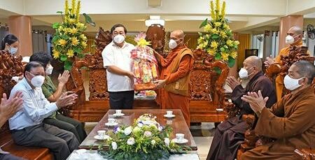 Ông Trần Văn Hiện tặng quà đến Ban Trị sự Phật giáo tỉnh Cà Mau nhân Kỷ niệm 40 năm thành lập GHPGVN