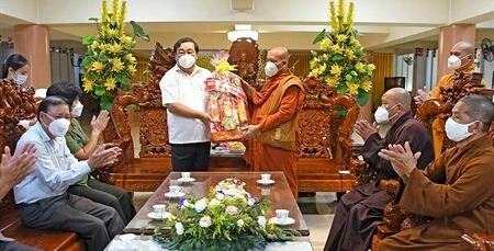 Ông Trần Văn Hiện tặng quà đến Ban Trị sự Phật giáo tỉnh Cà Mau nhân Kỷ niệm 40 năm thành lập GHPGVN