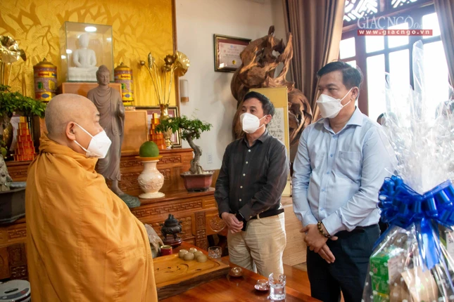 Hòa thượng Thích Giác Toàn chia sẻ đôi lời cùng với đoàn lãnh đạo TP.Thủ Đức