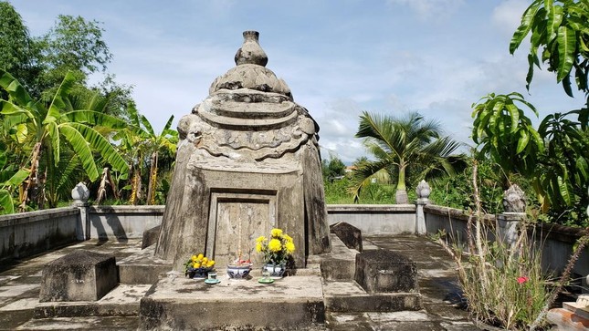 Tháp Tổ khai sơn được đặt trong khuôn viên chùa Phước Long Tháp Tổ khai sơn được đặt trong khuôn viên chùa Phước Long