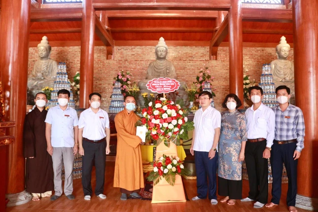 Đoàn lãnh đạo huyện Nam Đàn tặng hoa chúc mừng Kỷ niệm 40 năm thành lập GHPGVN