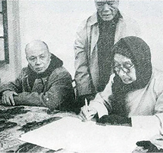 Đại lão Hòa thượng Thích Đức Nhuận ký vào bản Hiến chương - Ảnh: Tư liệu GN