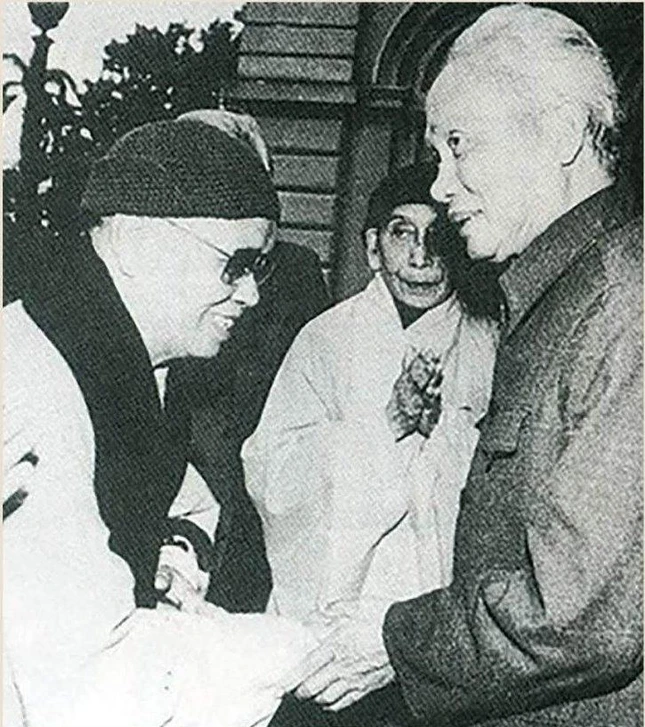 Hòa thượng Thích Trí Thủ - Chủ tịch Hội đồng Trị sự GHPGVN và Chủ tịch Hội đồng Bộ trưởng Phạm Văn Đồng - Ảnh: Tư liệu GN