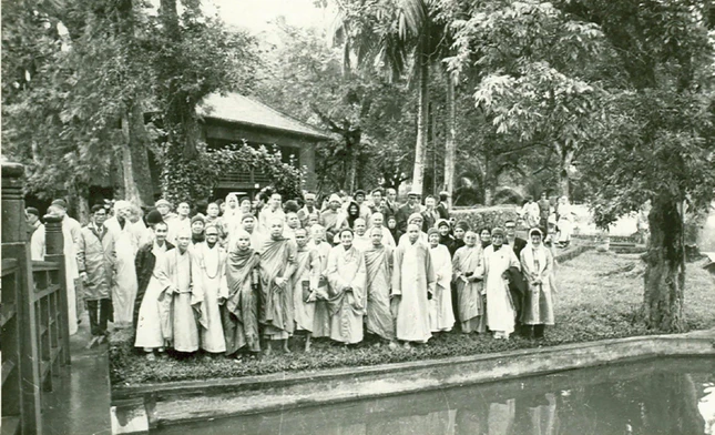 Đại biểu tham quan Nhà lưu niệm Chủ tịch Hồ Chí Minh - Ảnh: Tư liệu GN