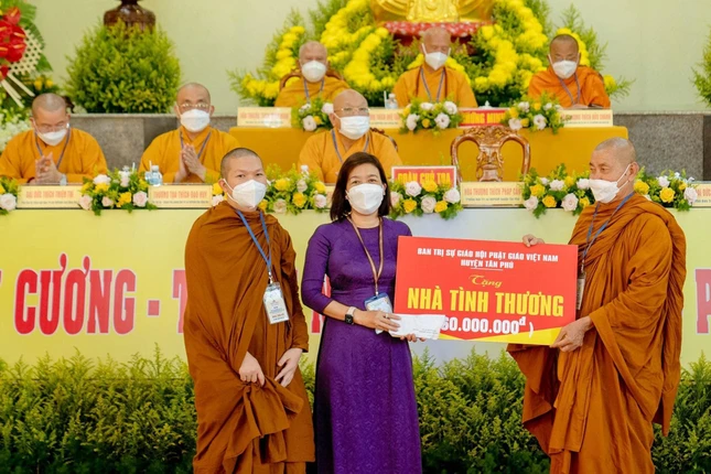 Đại diện Ban Trị sự Phật giáo huyện Tân Phú trao tặng số tiền ủng hộ xây dựng nhà tình thương