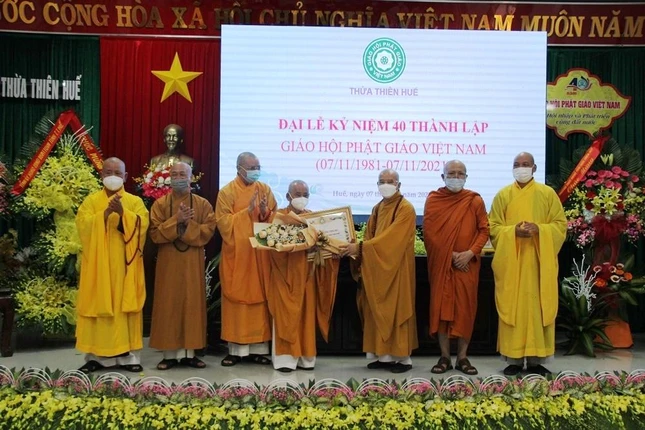 Hòa thượng Thích Khế Chơn trao Bằng tuyên dương công đức của Hội đồng Trị sự GHPGVN đến tập thể Ban Trị sự Phật giáo tỉnh Thừa Thiên Huế Hòa thượng Thích Khế Chơn trao Bằng tuyên dương công đức của Hội đồng Trị sự GHPGVN đến tập thể Ban Trị sự Phật giáo tỉnh Thừa Thiên Huế