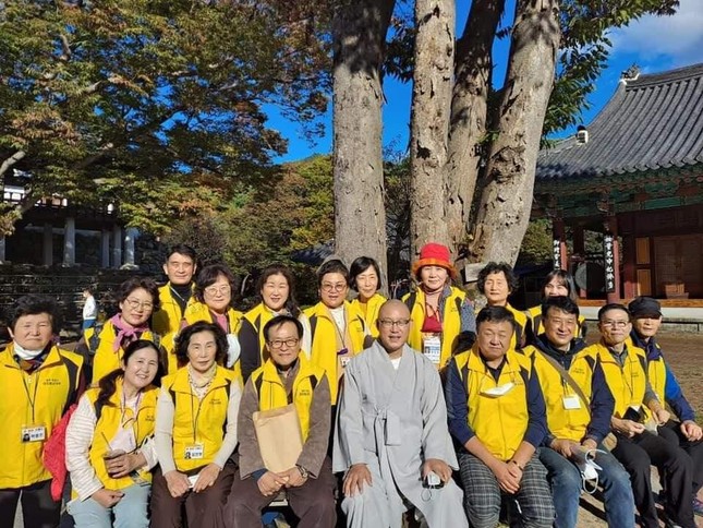 Các Phật tử chụp ảnh lưu niệm cùng Hòa thượng Jung Dowoong, trụ trì chùa Minh Trang (TP.Cheongju, tỉnh Chungbuk, Korea) - người tổ chức chuyến hành hương