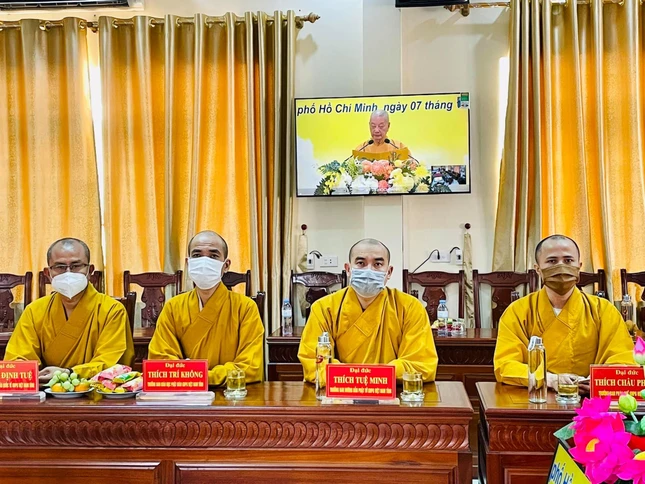 Chư Tăng theo dõi chương trình trực tuyến Đại lễ Kỷ niệm 40 năm thành lập GHPGVN
