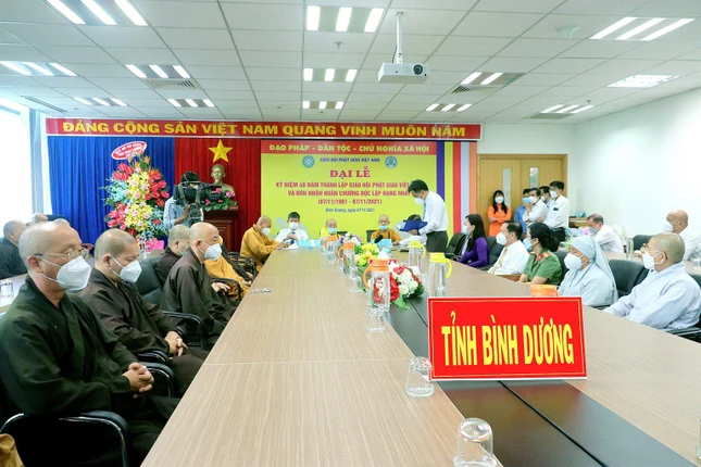 Chư tôn đức tham dự Đại lễ Kỷ niệm 40 năm thành lập GHPGVN tại điểm cầu Bình Dương