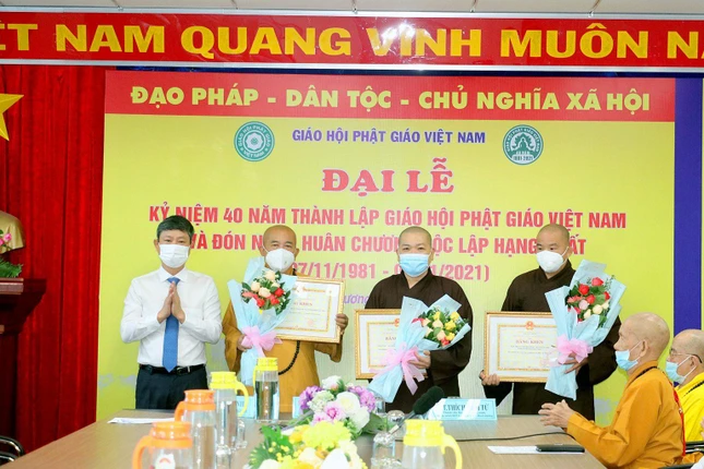 Trao tặng Bằng khen đến tập thể, cá nhân tiêu biểu