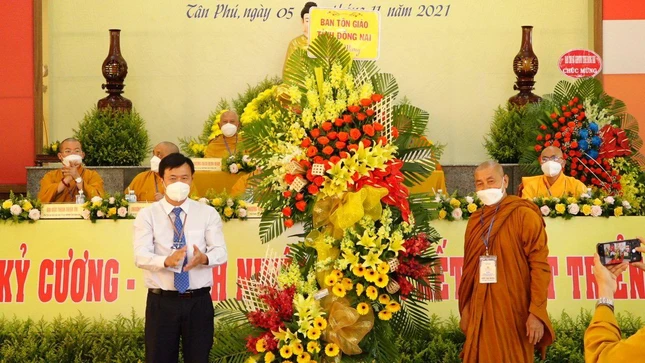 Ban Tôn giáo tỉnh Đồng Nai tặng hoa chúc mừng đại hội