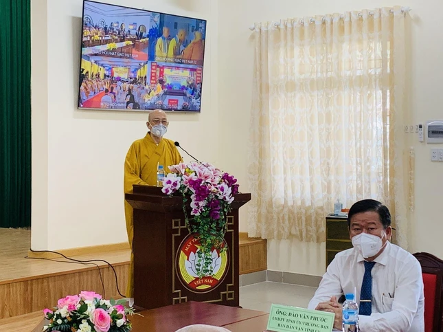 Thượng tọa Thích Huệ Khai, Phó ban Thường trực Ban Trị sự GHPGVN tỉnh phát biểu tại buổi lễ