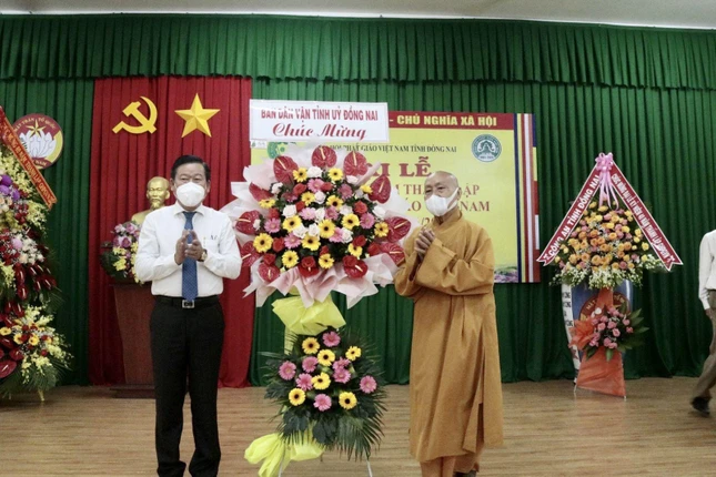 Hòa thượng Thích Nhật Quang, Trưởng ban Trị sự Phật giáo tỉnh Đồng Nai nhận hoa chúc mừng từ Ban Dân vận Tỉnh ủy Đồng Nai