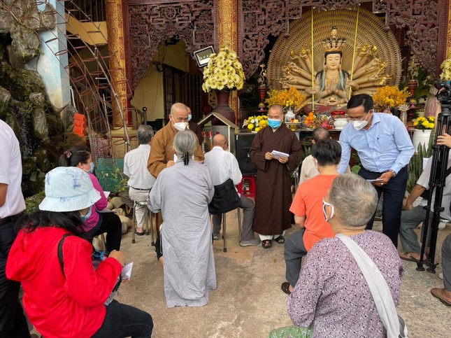 Thượng tọa Thích Tâm Chơn, Thượng tọa Thích Quảng Pháp và ông Thạch Nghi Xuân tặng quà đến Hội Người khiếm thị quận Bình Thạnh