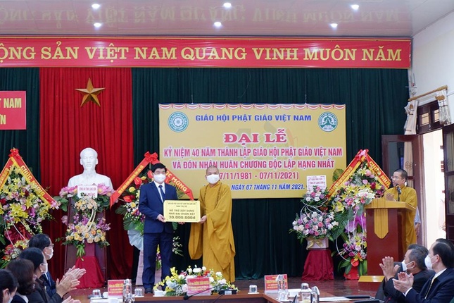 Ban Trị sự Phật giáo tỉnh Lạng Sơn trao tặng 30 triệu đồng để hỗ trợ xây dựng nhà Đại đoàn kết