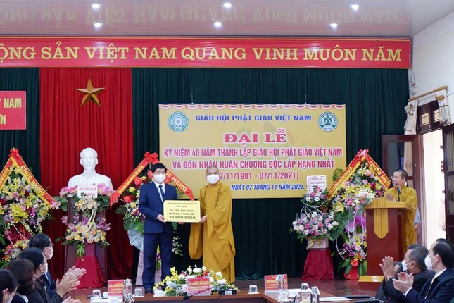 Ban Trị sự Phật giáo tỉnh Lạng Sơn trao tặng 30 triệu đồng để hỗ trợ xây dựng nhà Đại đoàn kết