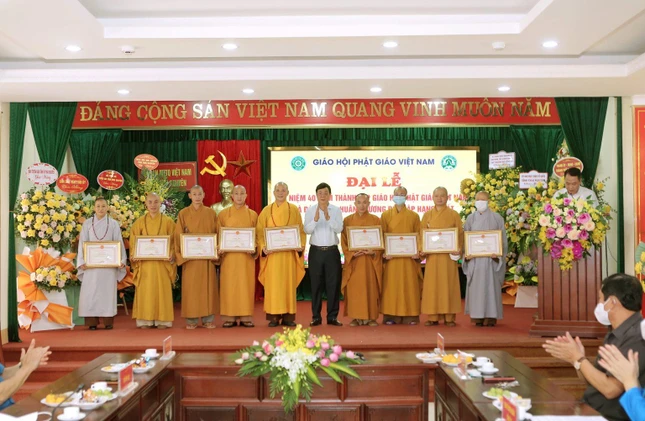 Chư tôn đức Tăng, Ni đón nhận Bằng khen của UBND và Ủy ban MTTQVN tỉnh Thái Nguyên